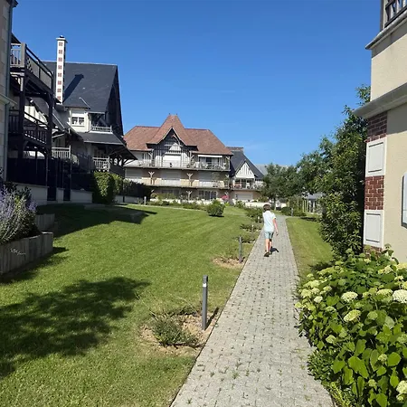 La Presqu'ile 2 Bedrooms With Terrace And Garage Deauville