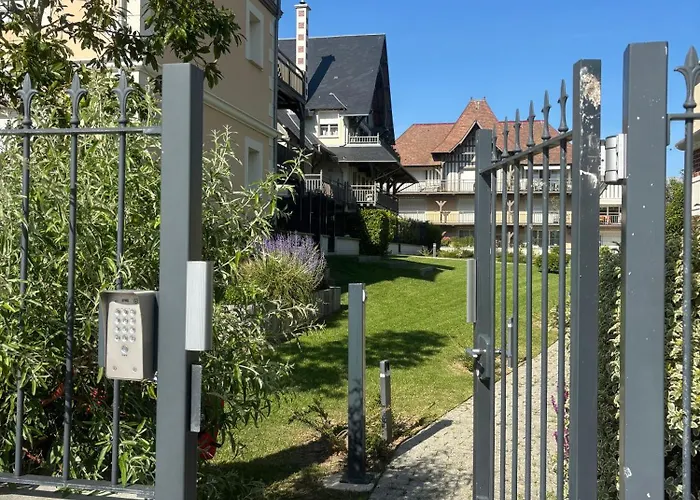 La Presqu'ile 2 Bedrooms With Terrace And Garage * Deauville