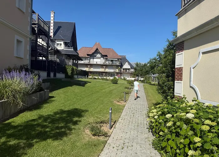 La Presqu'ile 2 Bedrooms With Terrace And Garage Deauville